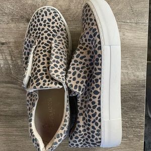 JSlides slip on cheetah sneakers size 9